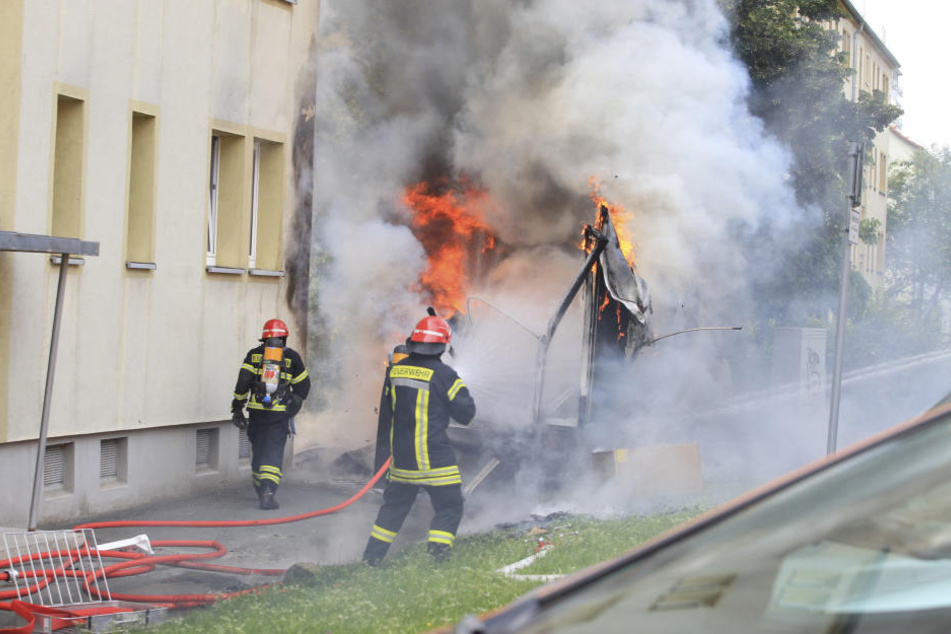 Die Flammen griffen auch auf ein Haus über.