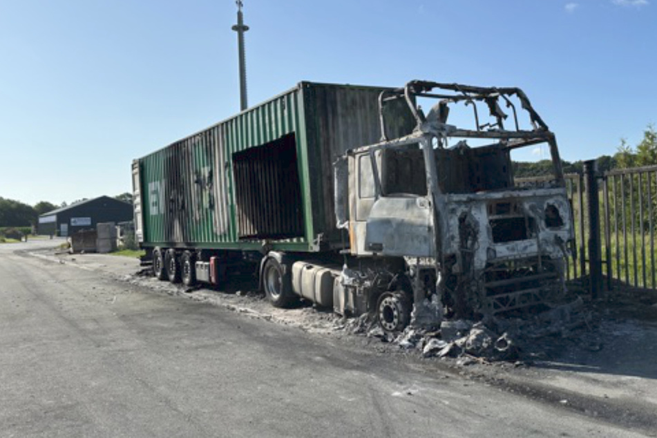 Der ausgebrannte Lkw. Die Polizei schätzt den entstandenen Sachschaden auf etwa 150.000 Euro.