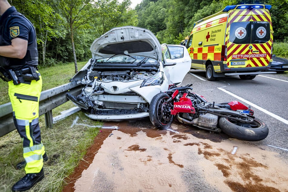 Der Motorradfahrer prallte frontal mit seiner Maschine gegen den Toyota.