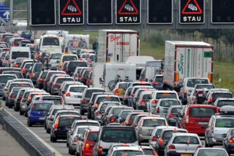 Wer am Donnerstagvormittag auf der A44 unterwegs war, musste mit sehr langen Verzögerungen rechnen. (Symbolbild)