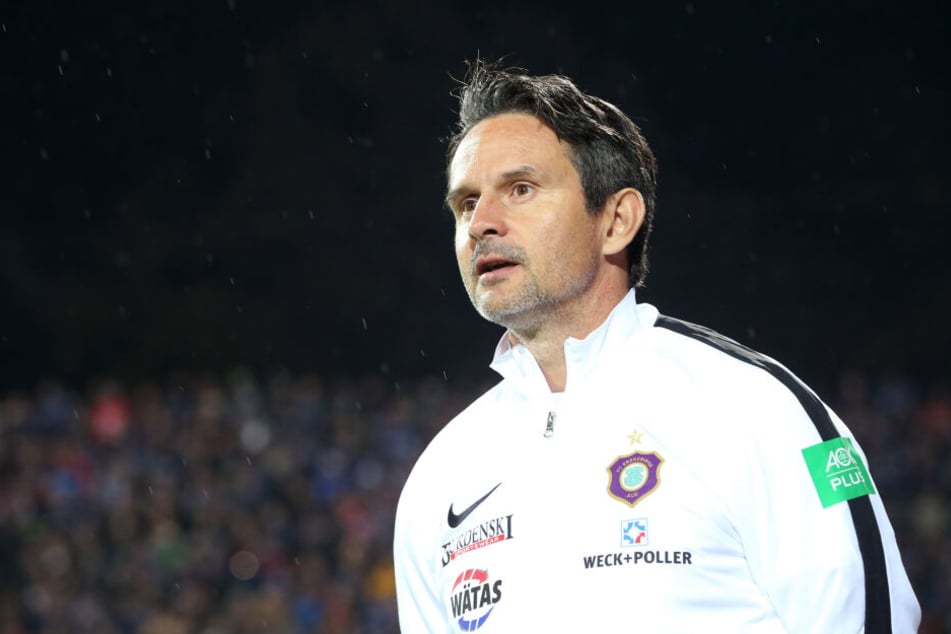 Aue-Coach Dirk Schuster muss Ersatz für den gesperrten Jan Hochscheidt finden.