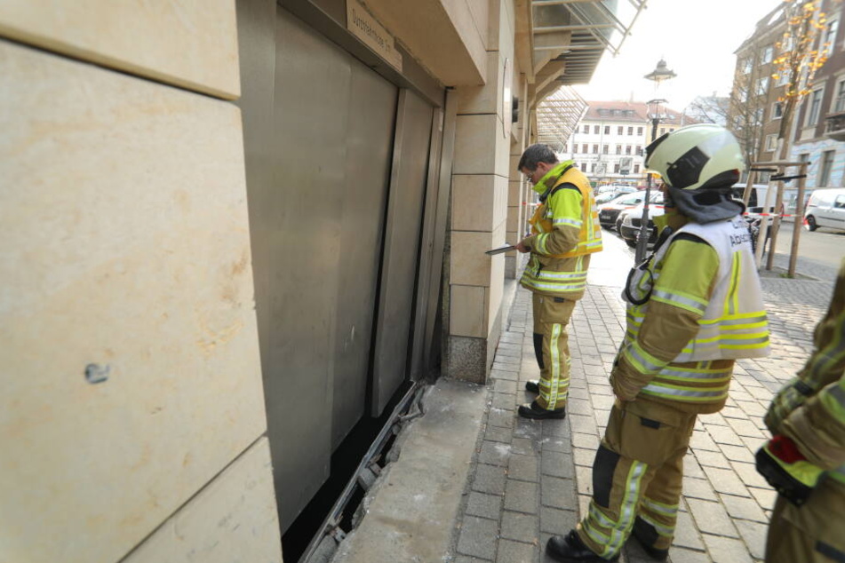 Die Feuerwehr an der Tiefgarage.