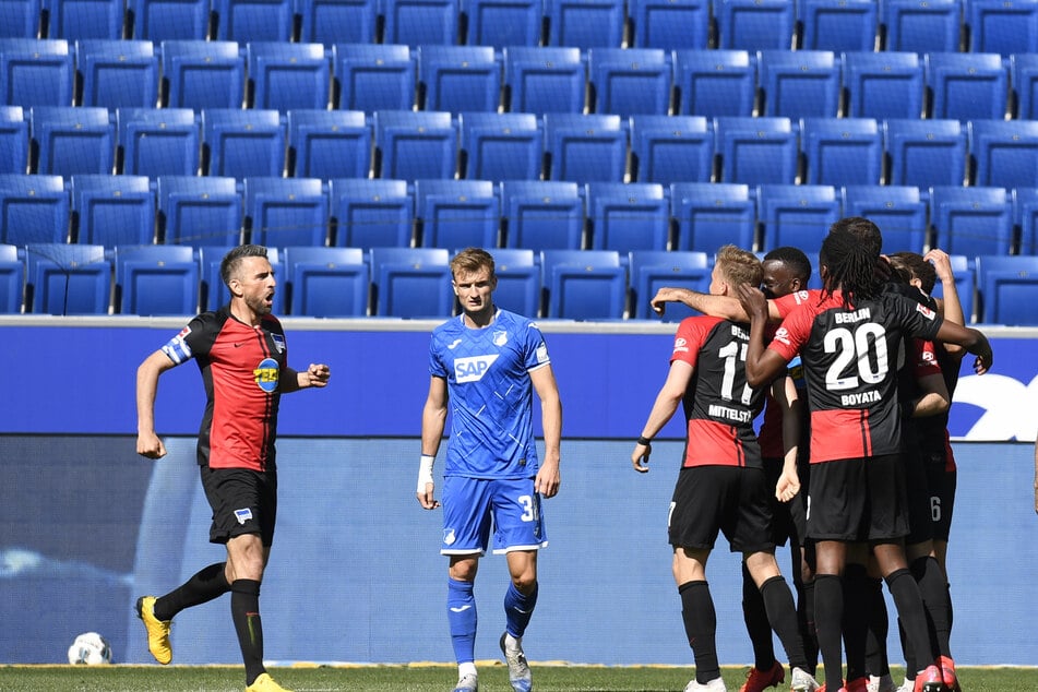 Vedad Ibisevic (l.) von Hertha und seine Mannschaftskameraden feiern das 0:1.