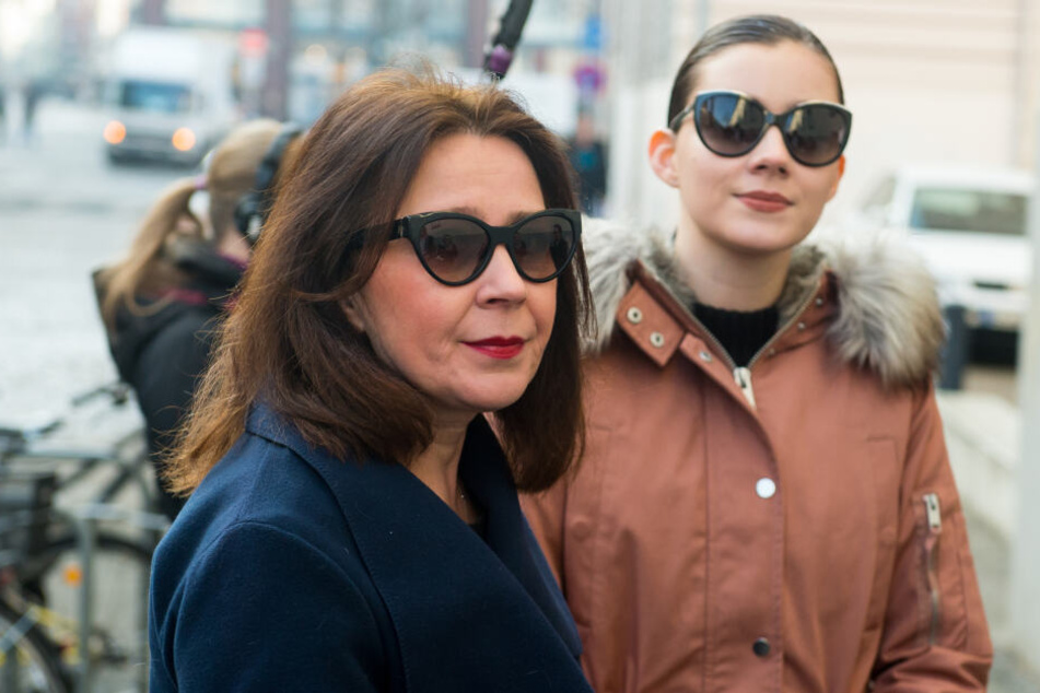 Die als Zeugin in einem Prozess gegen ihre Mutter (links) geladene Nathalie Volk steht vor dem Landgericht.