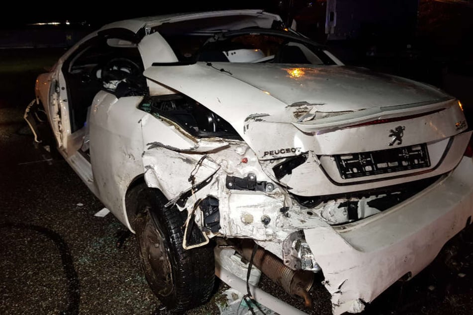 Der Wagen wurde bei dem Unfall ziemlich demoliert.