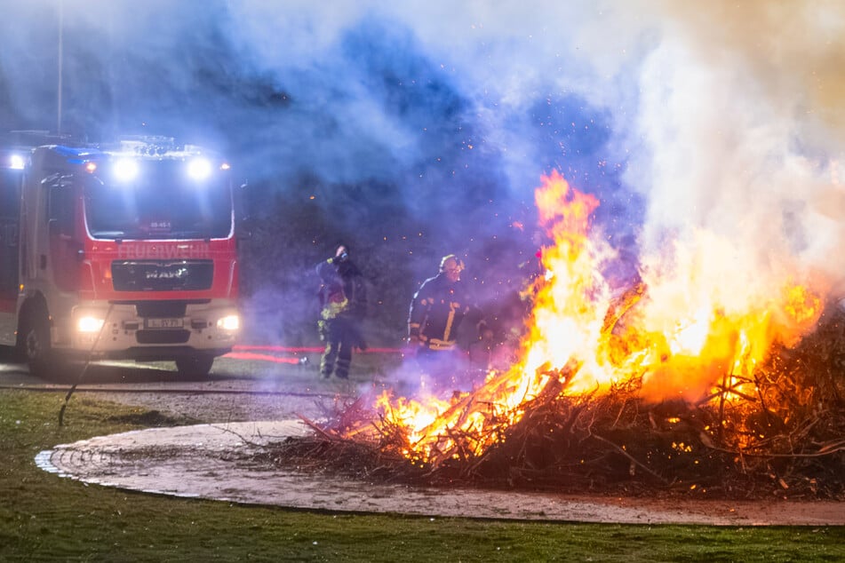 Leipzig: Wut in Leipzig: Idioten zünden vorbereitetes Osterfeuer an