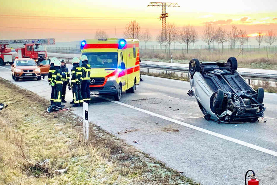Fehler beim Überholen: Ford Ka landet kurz vor Pirna auf dem Dach!