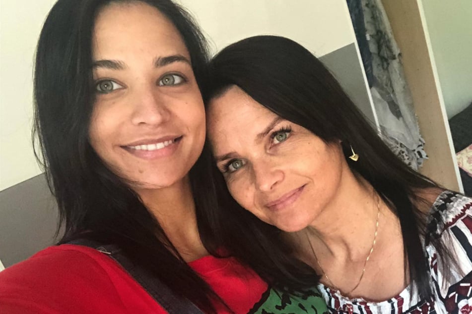 Amira Pocher (31) posiert gemeinsam mit ihrer Mutter für ein Selfie.