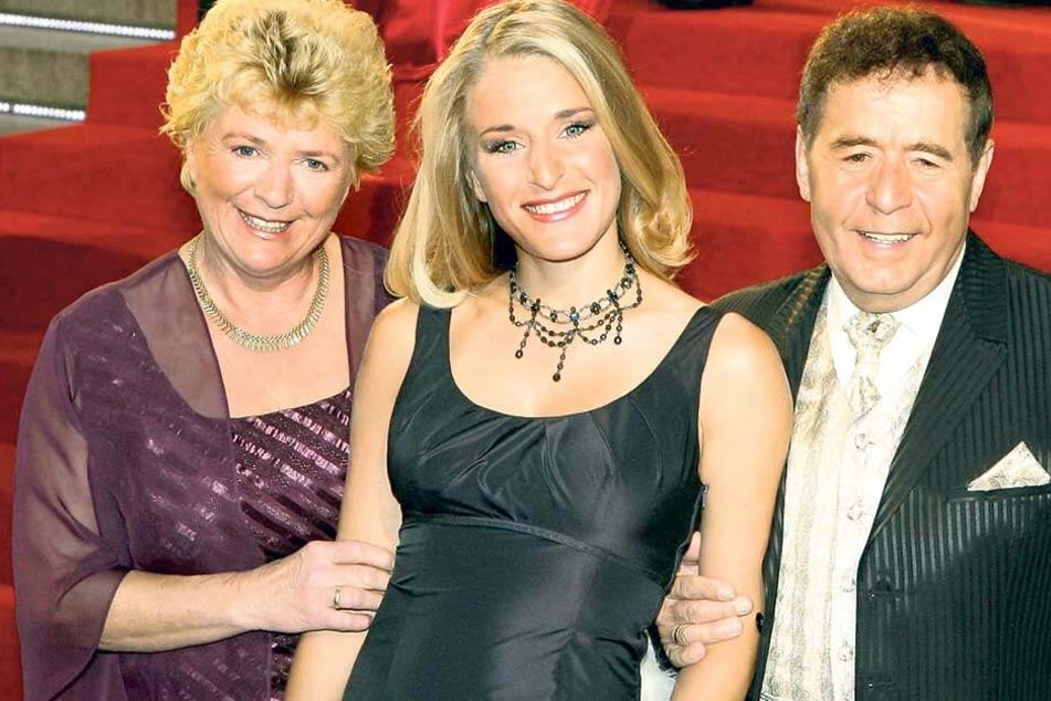 Stefanie Hertel (M) im Jahr 2007 mit mit ihren Eltern Eberhard und Elisabeth. 2017 starb ihre geliebte Mama.