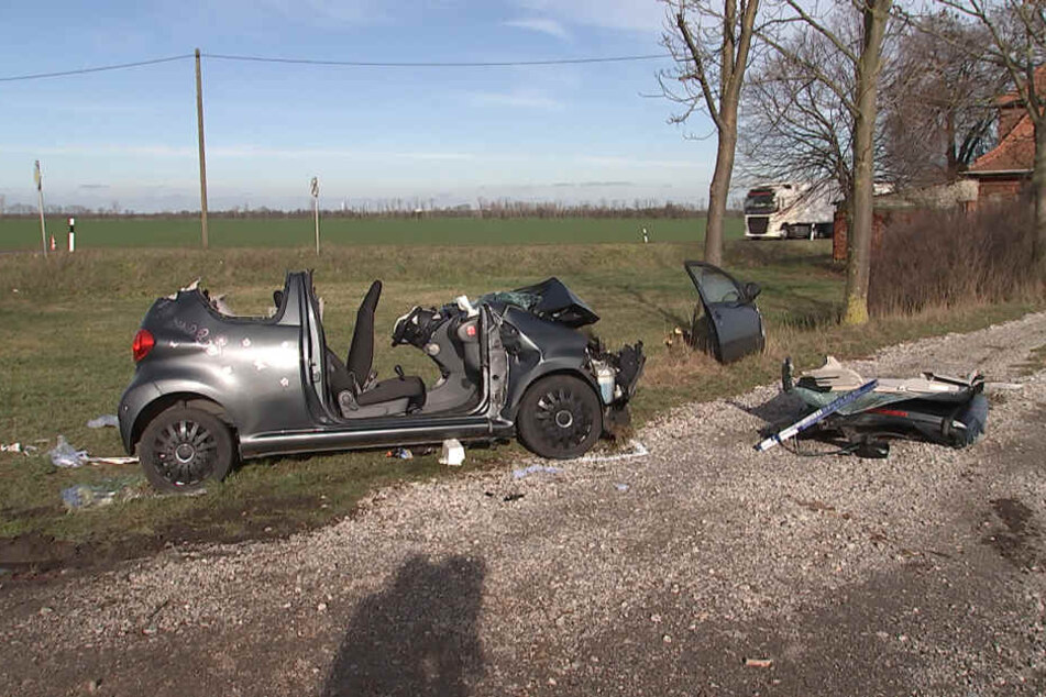 Der obere Teil des Toyotas fehlt: Kameraden der Feuerwehr sollen diesen abgeschnitten haben, um die Insassen zu befreien.