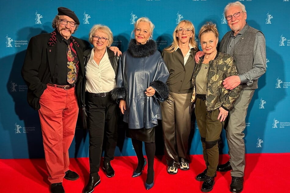 Mit Freunden auf der Berlinale: Karl-Heinz Bellmann (l), Dorit Gäbler (3.v.l.), Bellmann Tochter Jaqueline (3.v.r.), Ex-Eislaufstar Gaby Seyfert (2.v.r.).