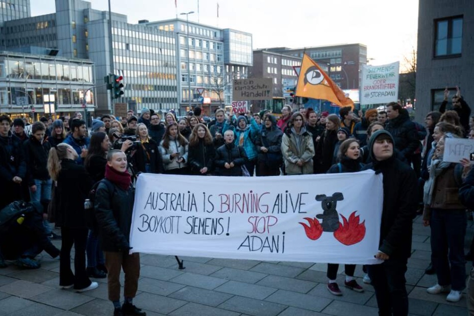 Die Demonstrierenden hatten sich als Reaktion auf die Siemens-Entscheidung zu Kundgebungen an verschiedenen Standorten in Deutschland verabredet.
