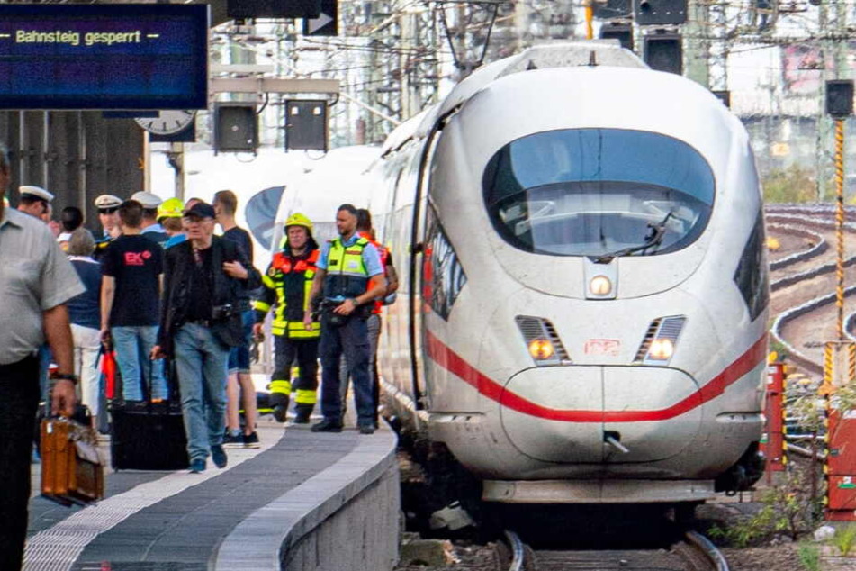 Ein ICE steht auf Gleis 7 des Frankfurter Hauptbahnhofes.