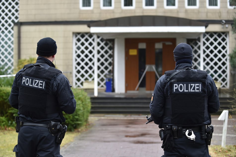 Polizisten bewachen eine Synagoge in Bremen. Womöglich haben die Beamten einen Anschlag vereitelt. (Archivbild)