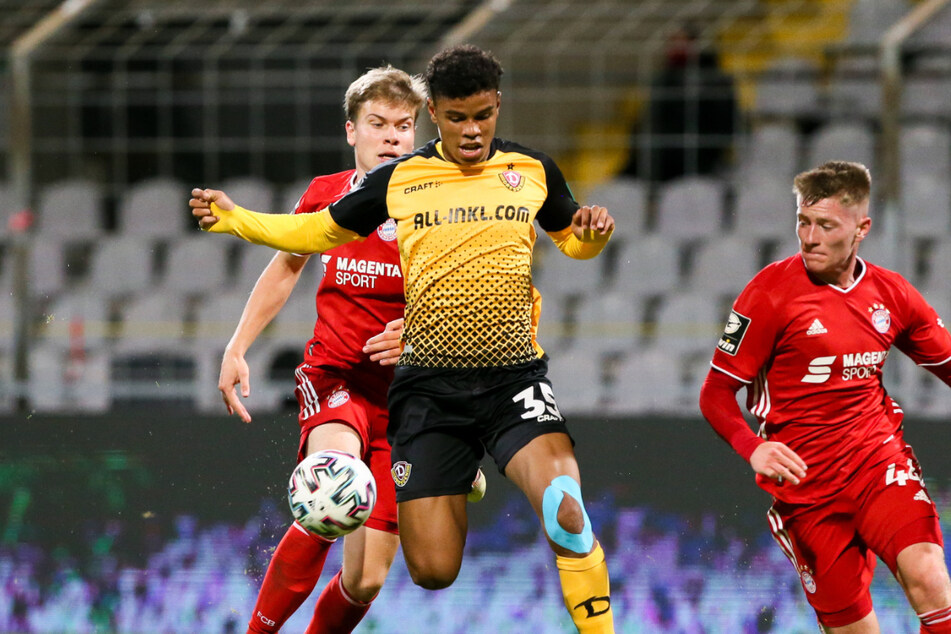 Ransford Königsdörffer (M.) verlor mit Dynamo das Hinspiel bei den kleinen Bayern - jetzt ist Revanche angesagt.