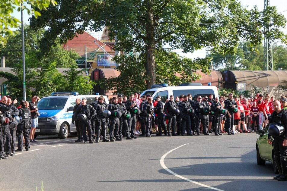 Ein Polizei-Großaufgebot begleitete die HFC-Fans zum Alfred-Kunze-Sportpark.
