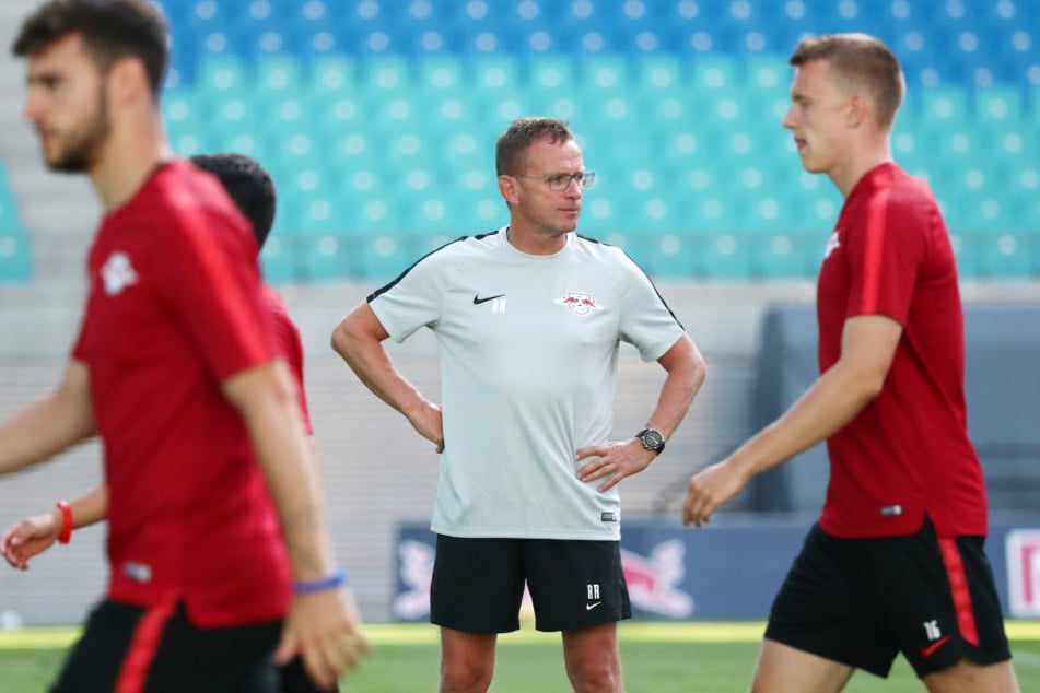 Ungläubiger Blick: Sicher hat sich auch Trainer Ralf Rangnick (M.) über die Ruhe im Stadion vor dem Spiel gegen BK Häcken gewundert.