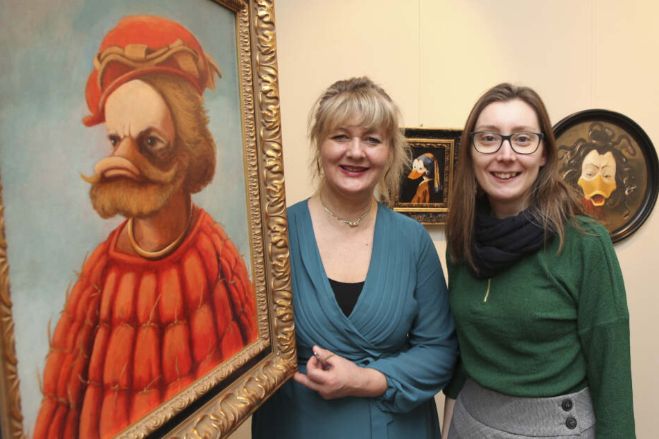 Museumsmitarbeiterin Stefanie Gebler (34) und Anke Doepner, Geschäftführerin von "interDuck", zeigen das Enten-Porträt des sagenumwobenen Piraten Störtebeker.