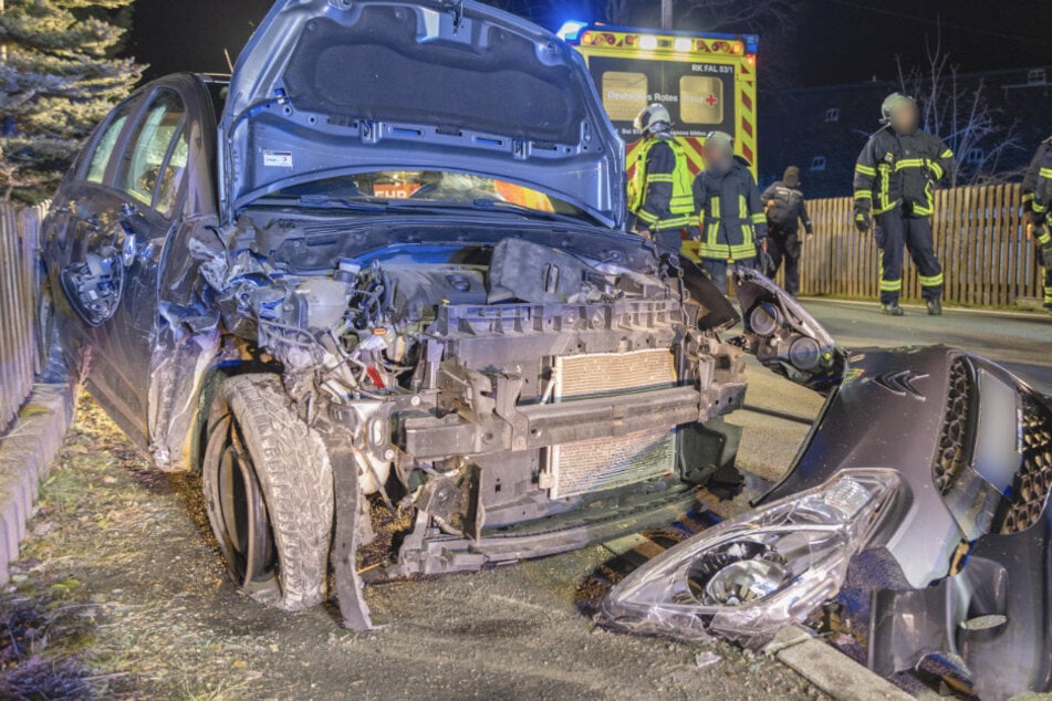 Schwerer Unfall im Vogtland: Citroën-Fahrerin kracht in parkendes Auto