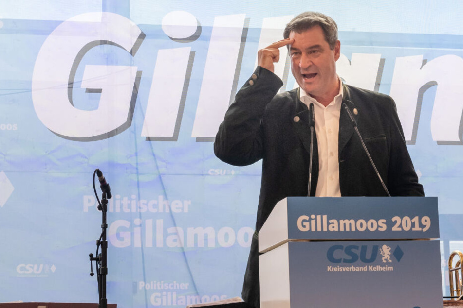 Markus Söder (CSU), Ministerpräsident von Bayern, spricht beim Politischen Frühschoppen Gillamoos auf der Bühne.