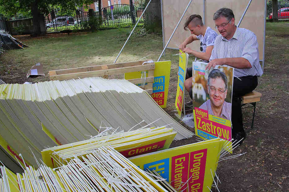 Selbst ist der Mann. Zastrow knüppert seine eigenen Wahlplakate.