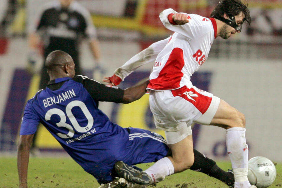 1. FC Köln - Hamburger SV am 7. Dezember 2008 im RheinEnergieStadion in Köln: Kölns Thomas Broich (r.) und der Hamburger Collin Benjamin versuchen den Ball zu spielen. Die Partie endete 1:2.