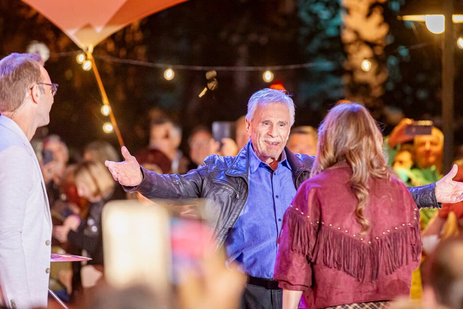 Ein Star zum Anfassen: Gojko Mitic (86) während der MDR-Sendung "Hol dir deine Show!" am Samstag in Heeselicht.