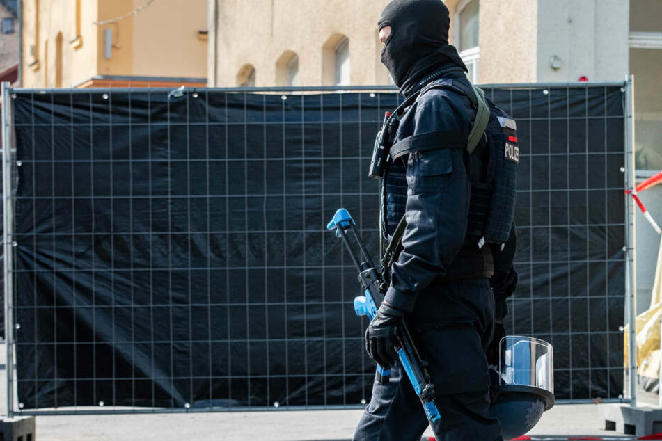 Die Polizisten waren vermummt unterwegs.