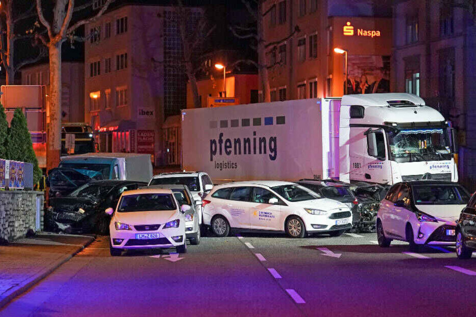 Ein Lastwagen ist im hessischen Limburg auf mehrere vor einer roten Ampel vor dem Landgericht stehende Fahrzeuge aufgefahren.
