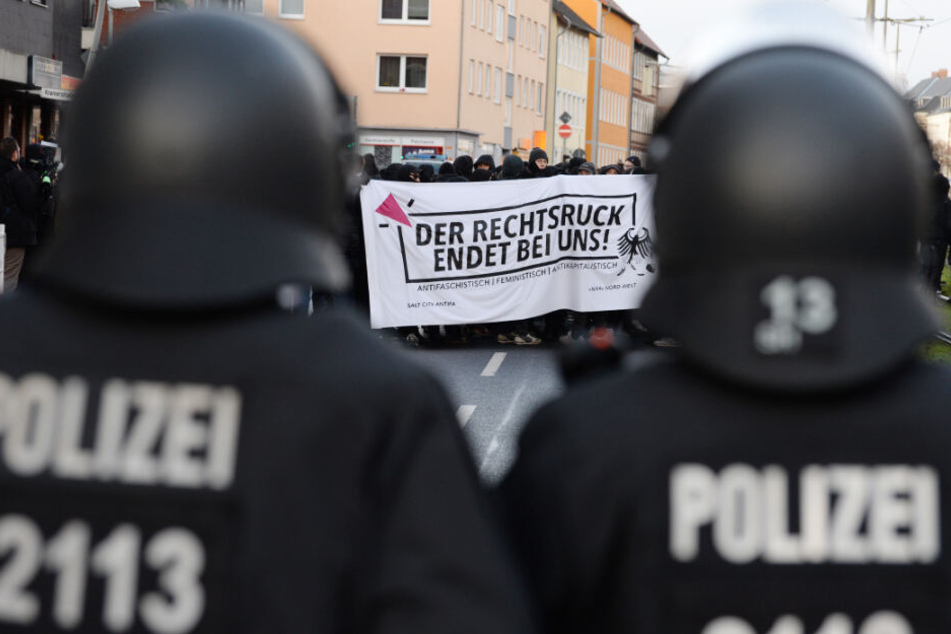 Polizisten vor den Gegendemonstranten.