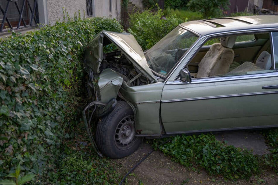 Der Wagen wurde durch den Aufprall komplett verformt.