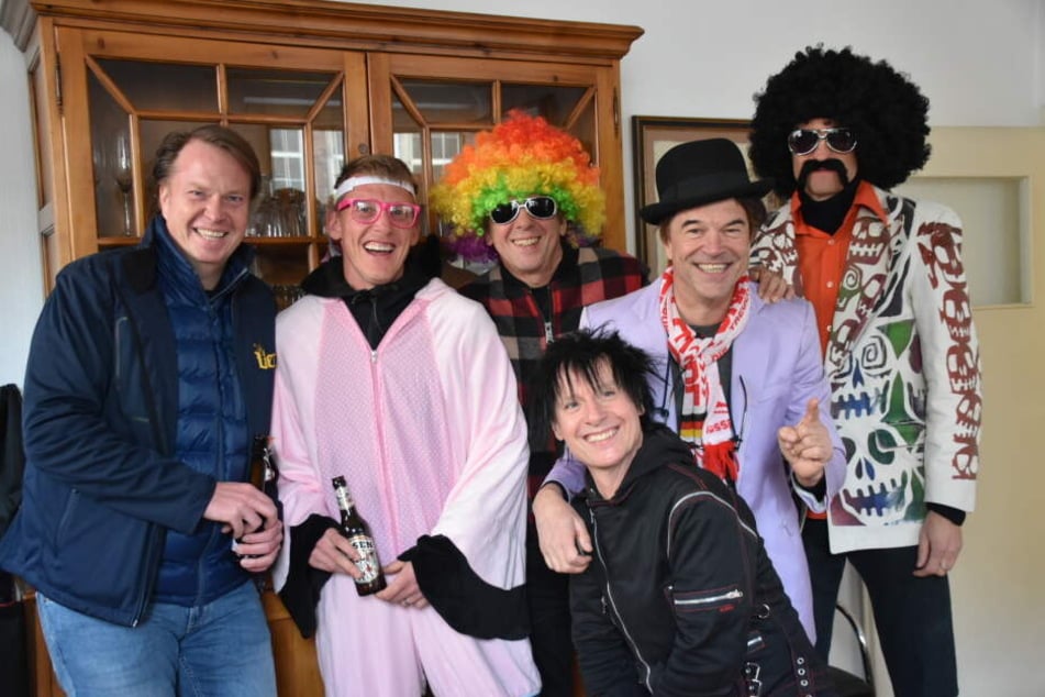 Brauereichef Michael Schnitzler (l) und Axel Bellinghausen (2.v.l.), mit Sänger Campino (2.v.r), Schlagzeuger Vom Ritchie (vorne), Bassist Andreas Meurer (3.v.l.) von den Toten Hosen.