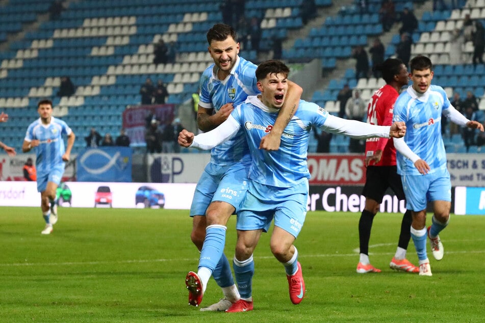 CFC-Spieler Maurizio Grimaldi (r.) jubelt nach seinem Ausgleichstreffer.