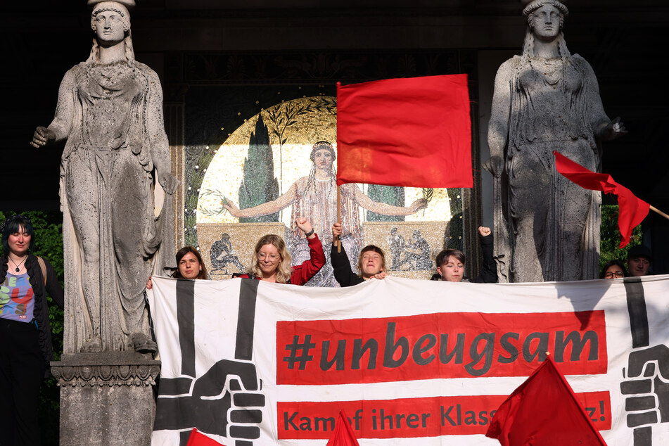 Menschen stehen bei einer Solidaritätskundgebung für die "Letzte Generation" vor dem Friedensengel in München.