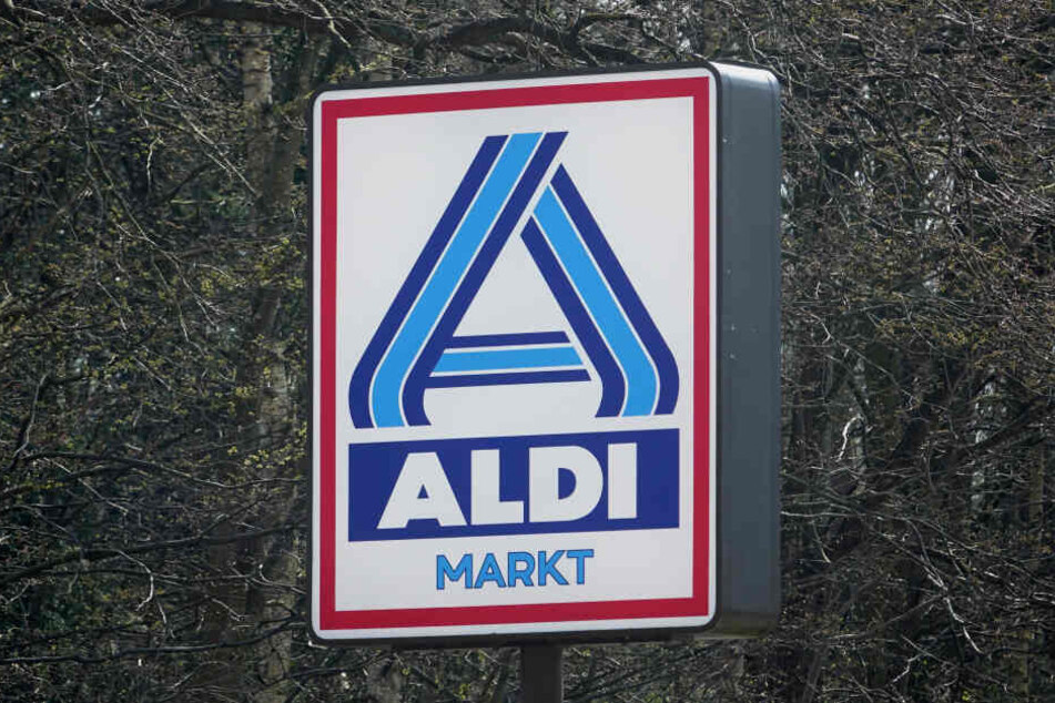 Das Logo von Aldi Nord ist am Schild eines Aldi Marktes zu sehen.