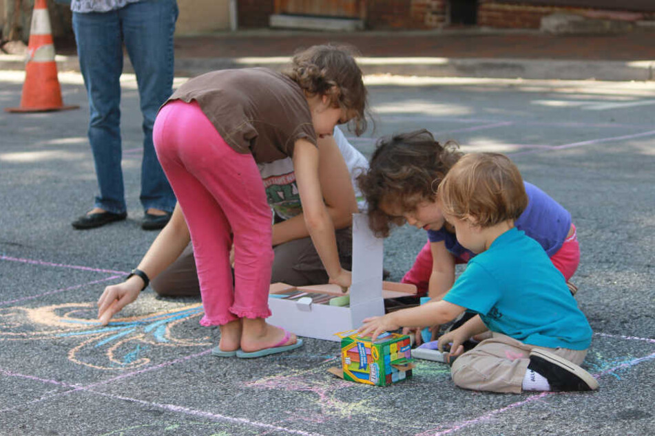 Kinder fassen beim Spielen alles an und kommen dabei mit vielen Keimen in Berührung.