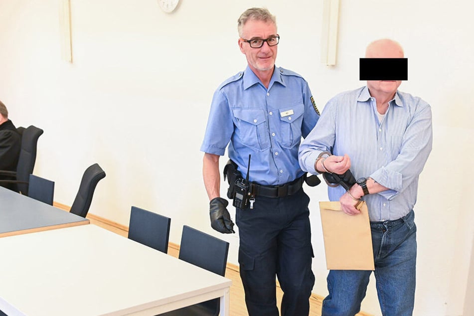 Koks-Opa Christian K. (76) hatte den Stoff in der Brotbüchse versteckt. Er wurde noch auf dem Hauptbahnhof verhaftet, muss jetzt hinter Gitter.