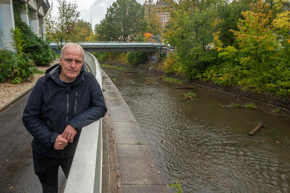 Stadtrat Bernhard Herrmann (53) an der Georgstraße, wo bei starkem Regen verdünntes Abwasser in die Chemnitz fließt.