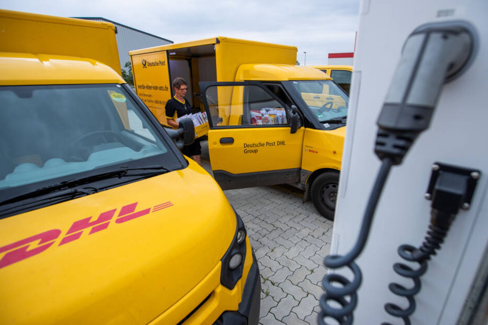 Streetscooter der Deutschen Post beim Laden.