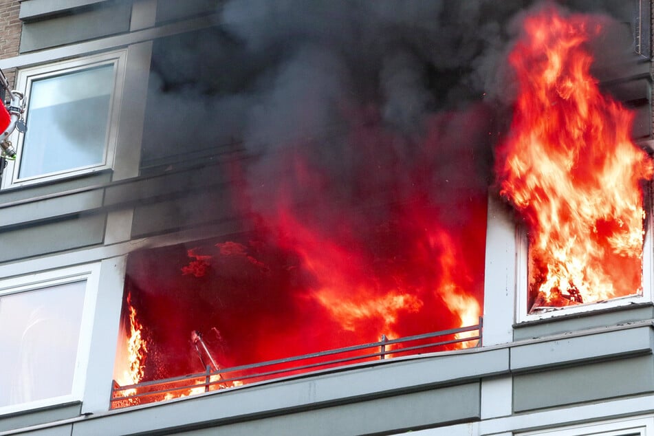 Schwerer Wohnungsbrand: Einsatzkräfte rund vier Stunden vor Ort