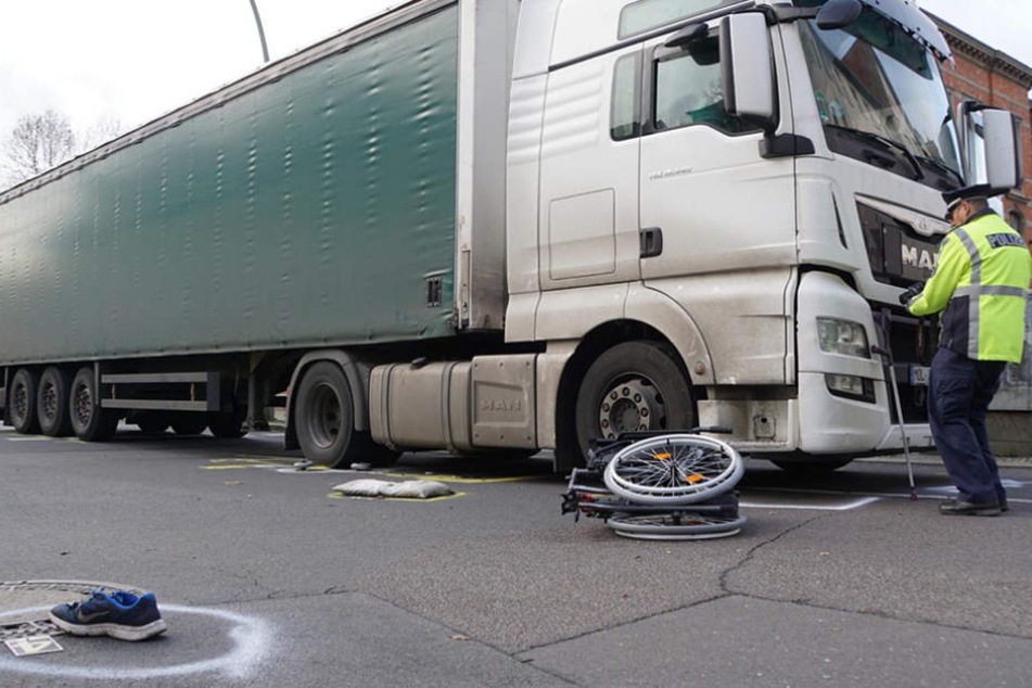 Die Polizei dokumentiert den Tatort mit einer Kamera.