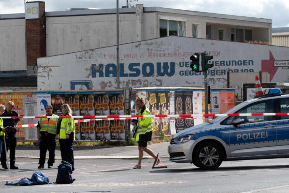 Einsatzfahrzeuge der Polizei stehen in Spandau an der Kreuzung Nauener Straße/Brunsbütteler Damm Im Vordergrund liegen die Sachen des achtjährigen Jungen, der gerade auf dem Weg zur Schule war.