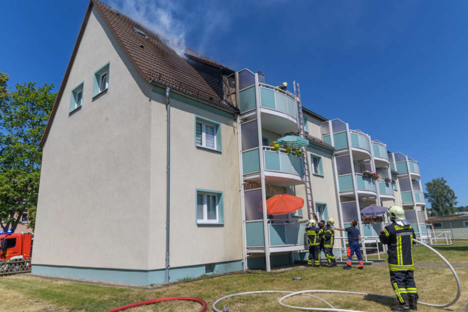 Das Feuer brach im Dachgeschoss des Hauses aus.