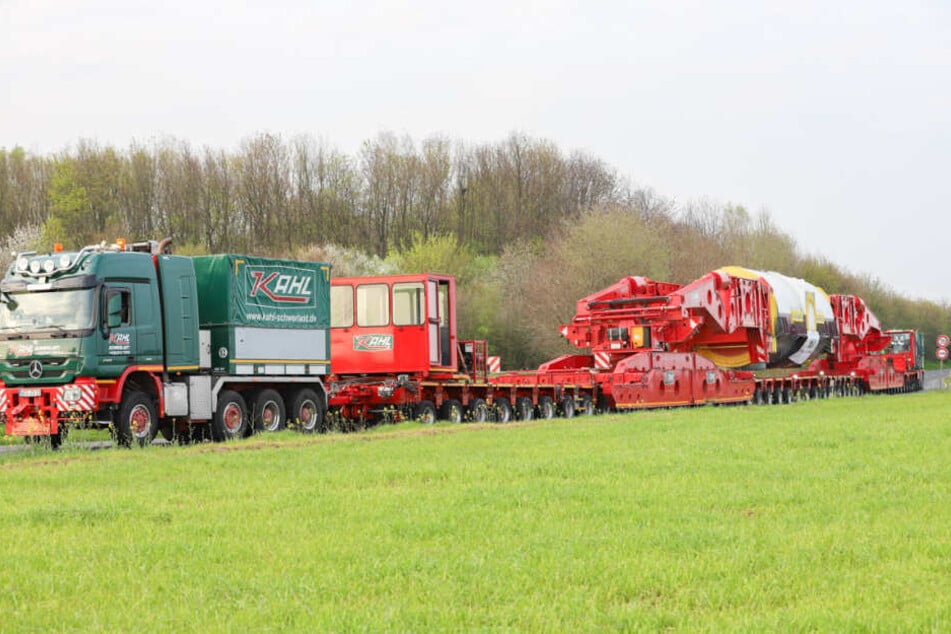 Der 400-Tonnen-Trafo liegt auf einem Spezial-Anhänger.