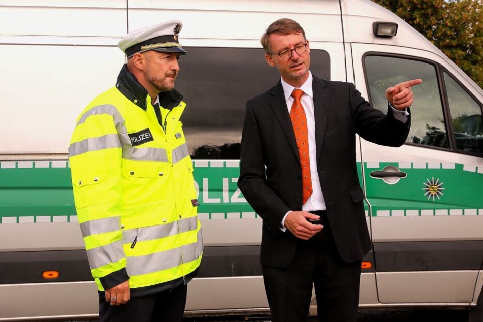 Sachsens Innenminister Roland Wöller machte sich selbst ein Bild der Kontrollen.