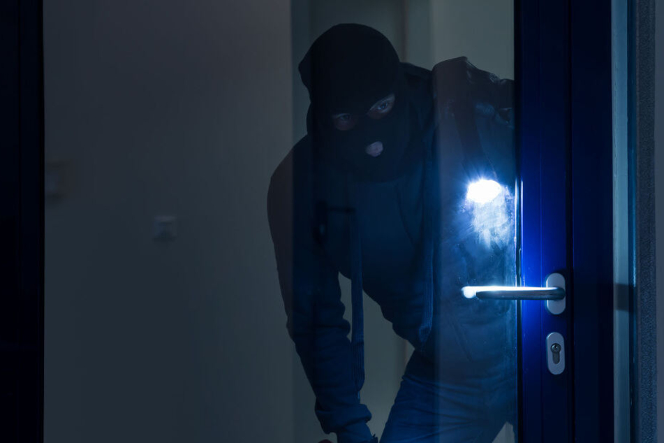 Der 43-Jährige Einbrecher steht nun vor Gericht. (Symbolbild)