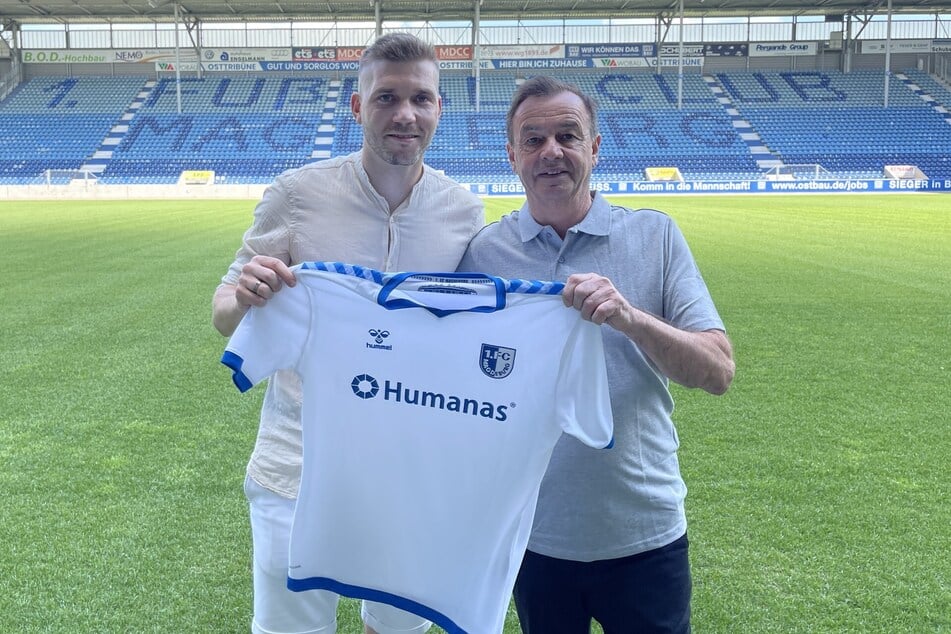 FCM-Neuzugang Robert Leipertz (31, l.) mit Otmar Schork (66), Geschäftsführer Sport des 1. FC Magdeburg.