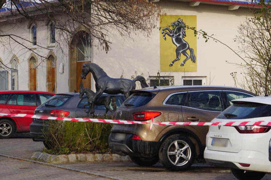 Absperrband vor einem Wohnhaus in Güglingen, wo der 15-Jährige getötet wurde.