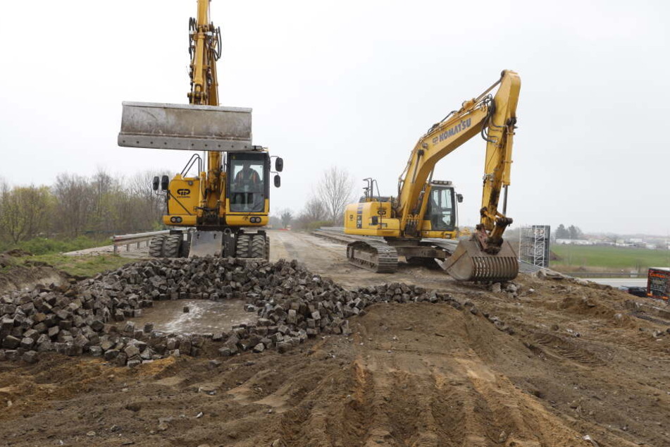 Die Arbeiten oberhalb der Brücke sind abgeschlossen. Am Samstag wird das Bauwerk komplett abgerissen.