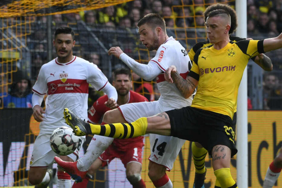 BVB-Rechtsverteidiger Marius Wolf (r.) und VfB-Mittelfeldmann Alexander Esswein (l.) im Zweikampf.